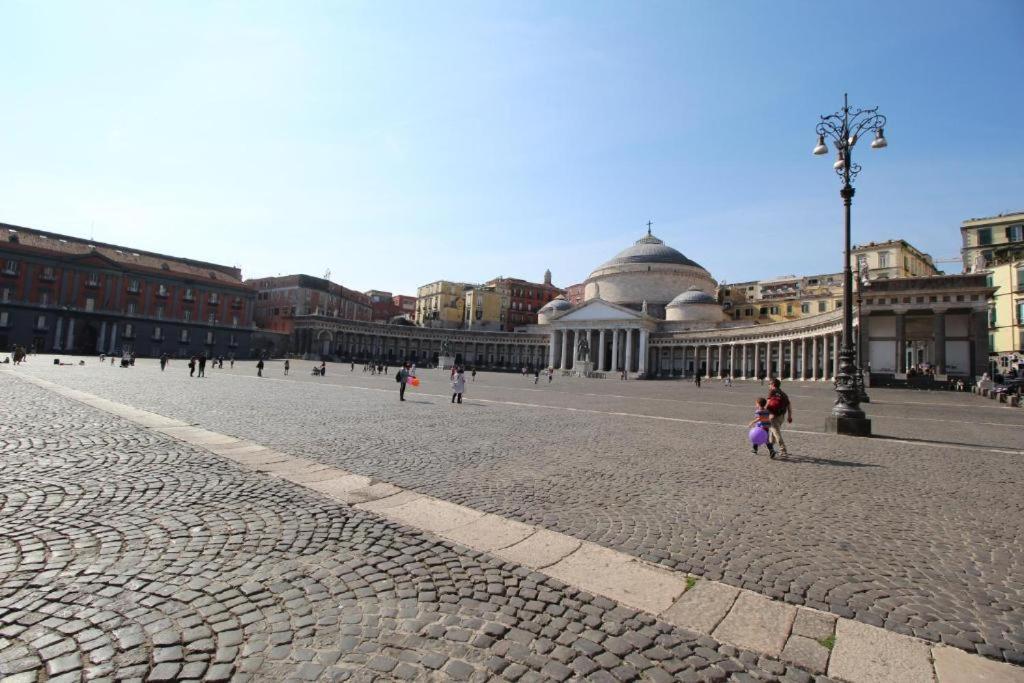 Piazza Carita' Centro Storico Neapel